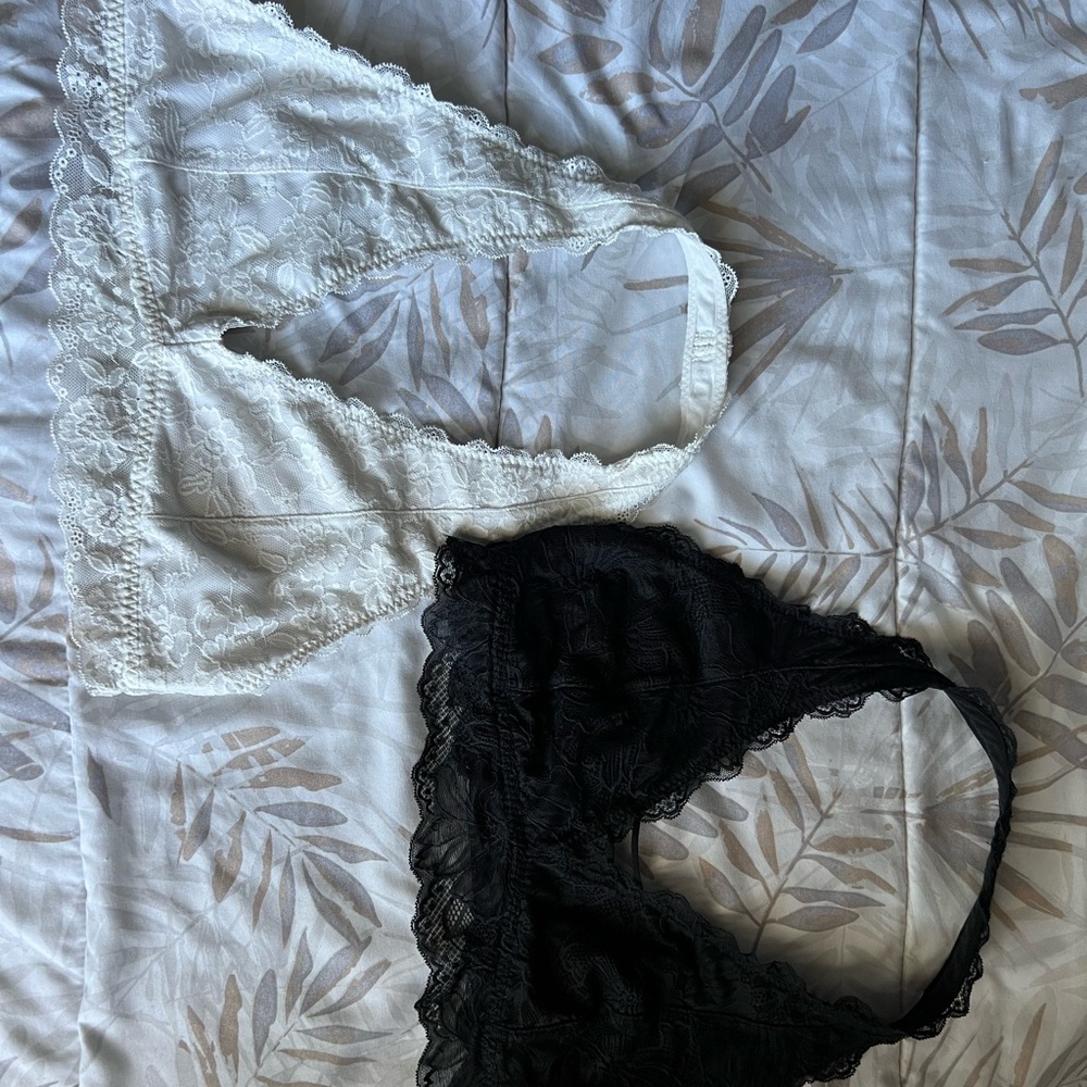 Hi there, I’m selling two bralettes together